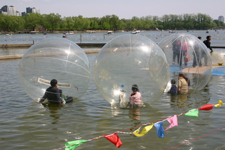 Yu Yuan Tan Park Bubbles, Beijing, China.
