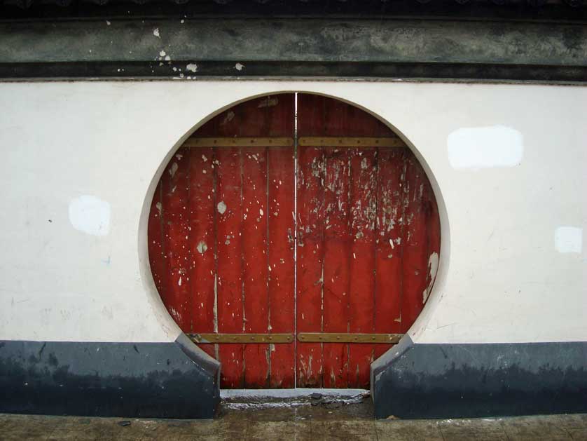 Qibao keyhole door.