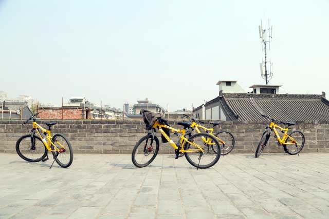 Rental cycle is a good way to tour the Xian City Walls.