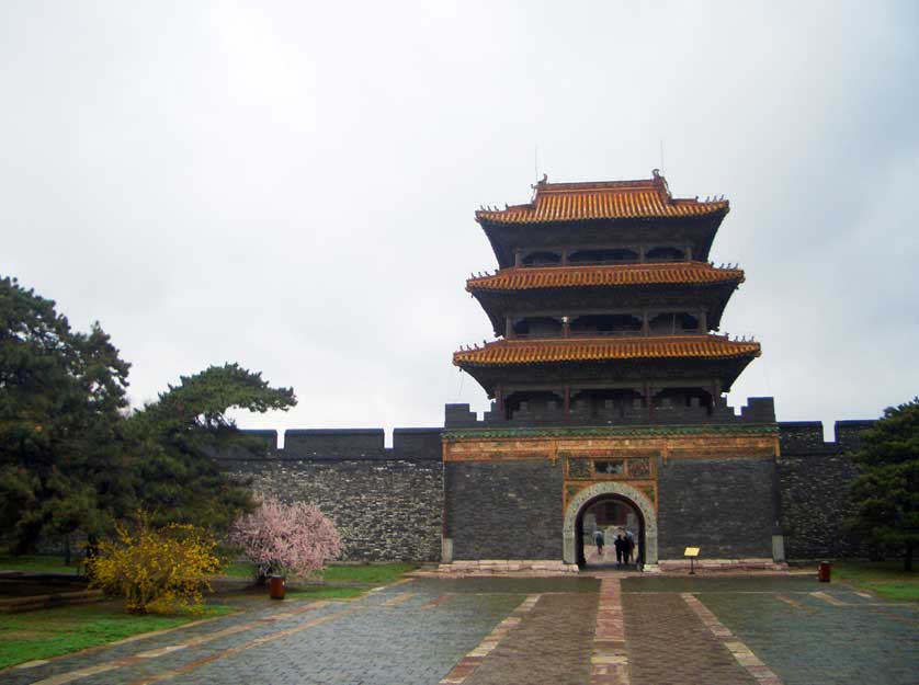 Gate within the Zhaoling temple complex.