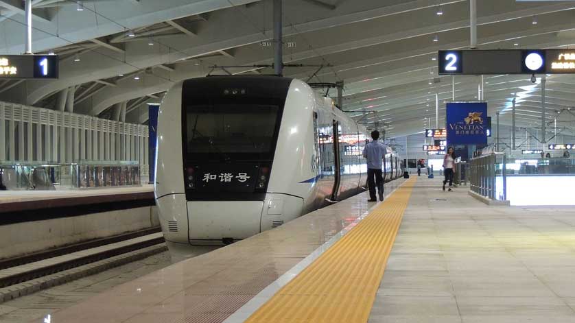 Train at Zhuhai Station.